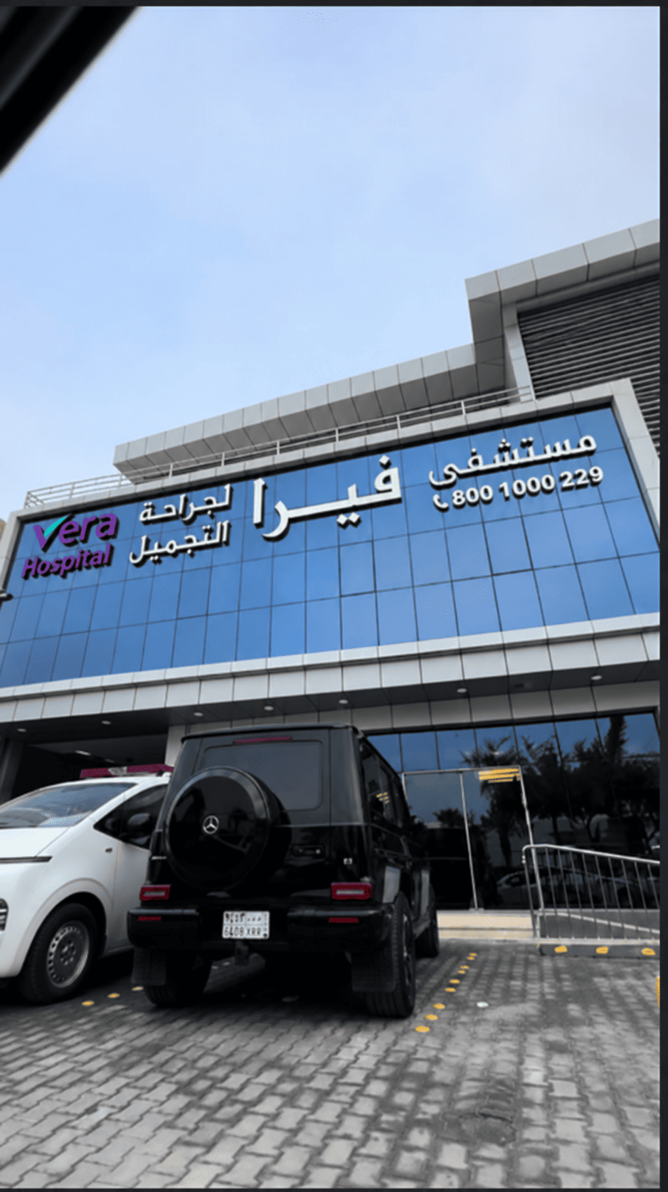 تطبيق الشعار المصمّم على المبنى بالواقع
